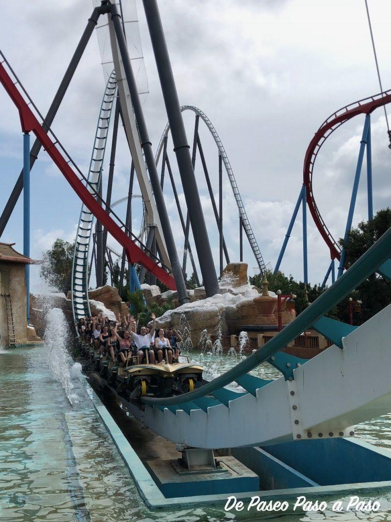 Personas montadas en Atracción Shambhala de PortAventura