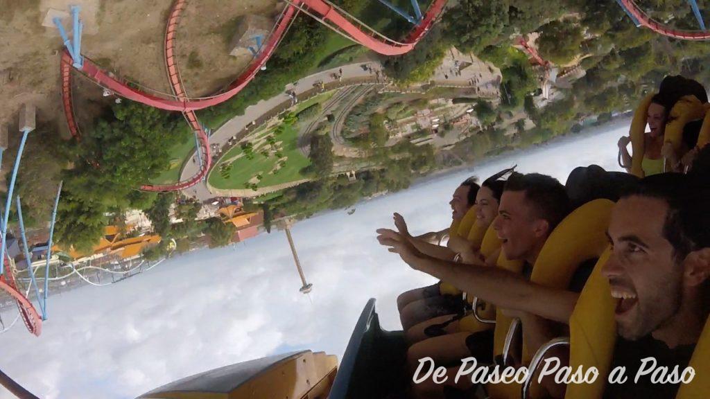 Personas montadas de cabeza en atracción Dragon Khan de PortAventura