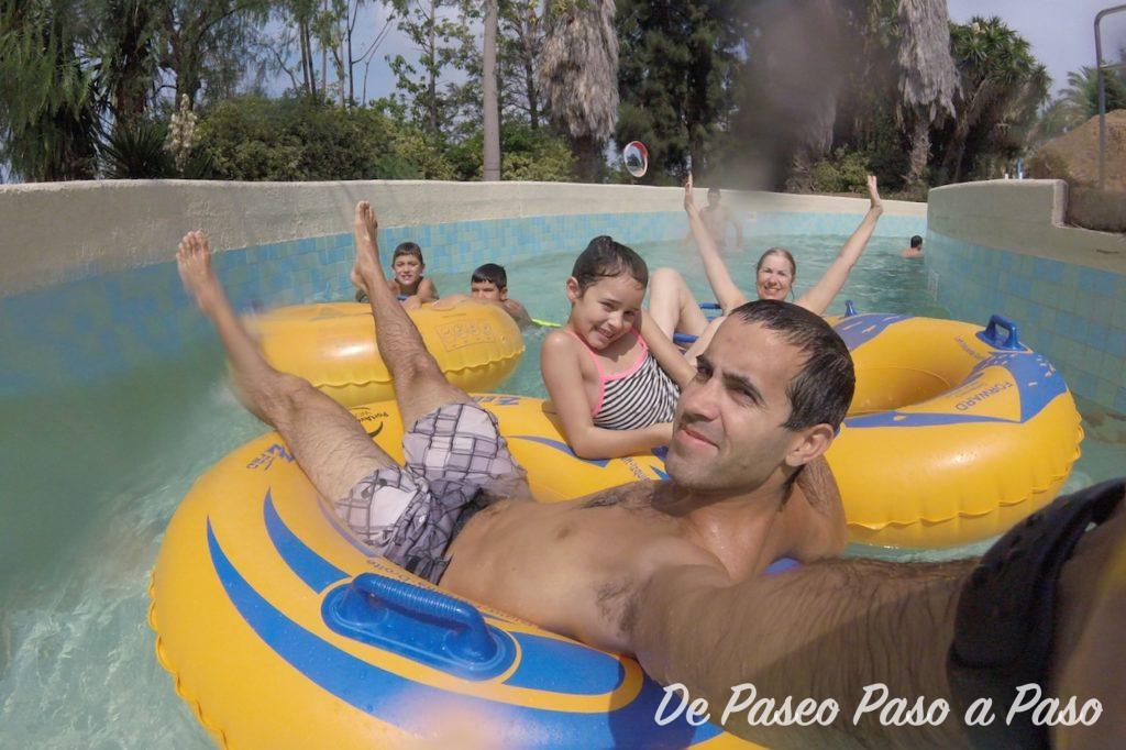 Padre e hija montados en flotadores de atracción Río Loco de CARIBE AQUATIC PARK