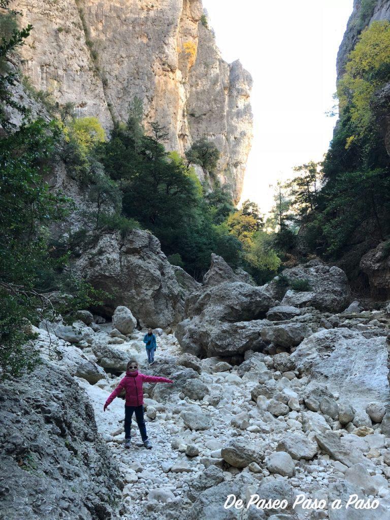 Madre e hija caminando sobre rocas