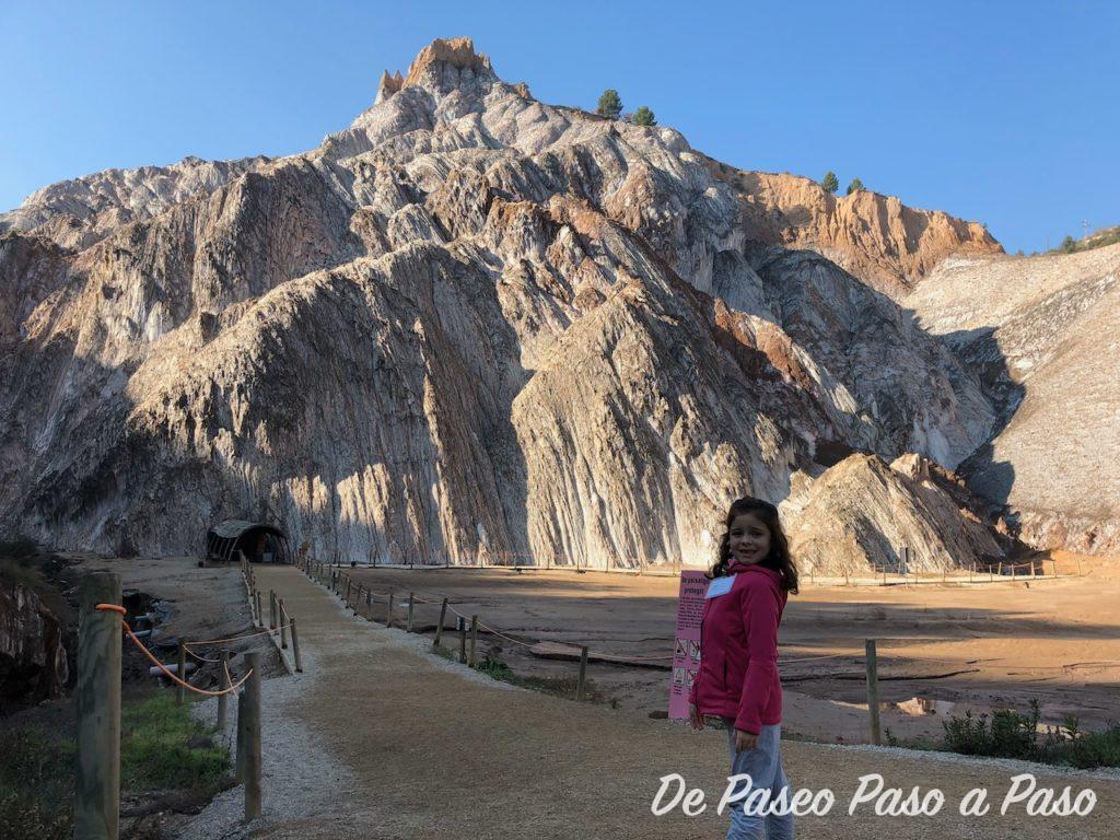 Niña delante de la entrada a la montaña de sal