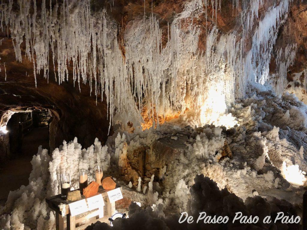 vista de estalactitas y estalagmitas de sal de diferentes colores por los minerales