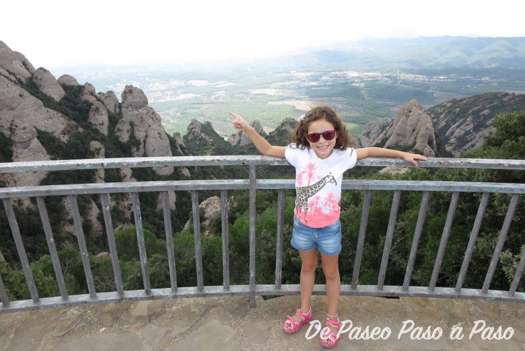 Niña en mirador en lo alto de Montserrat