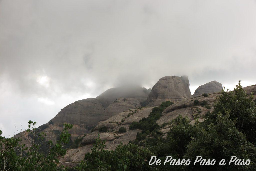 Nubes de tormenta cubriendo las cimas de las montañas Montserrat