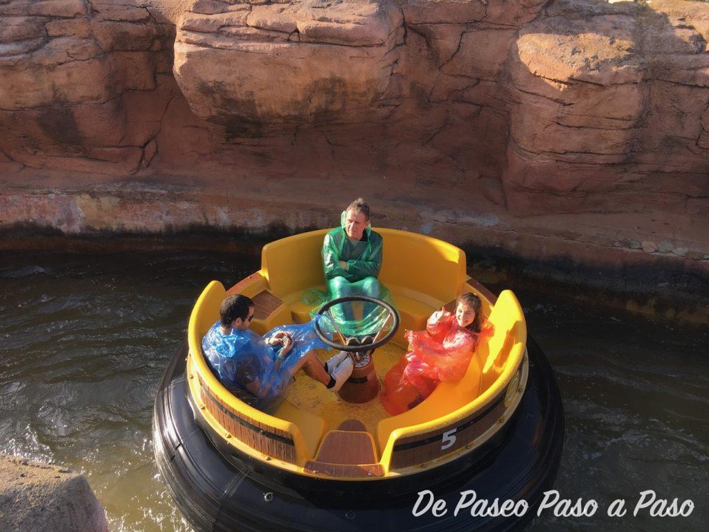 Personas con capa de lluvia en juego "Gand Canyon Rapid" de PortAventura