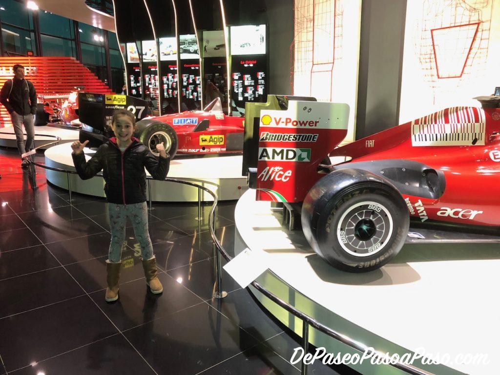Niña en exposición F1 de Ferrari Land