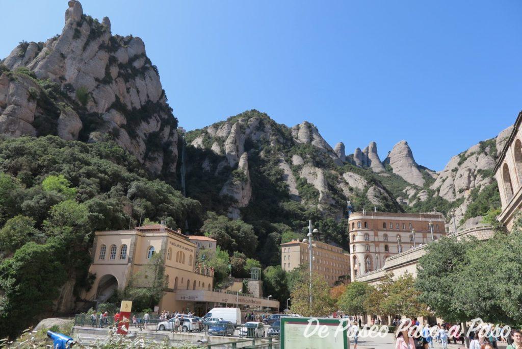 Vista del monasterio a la derecha y estación de cremallera y funicular a la izquierda
