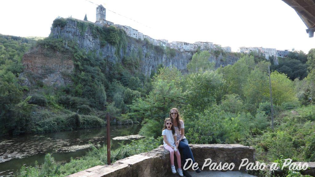 madre e hija en mirador donde se ve el pueblo en lo alto