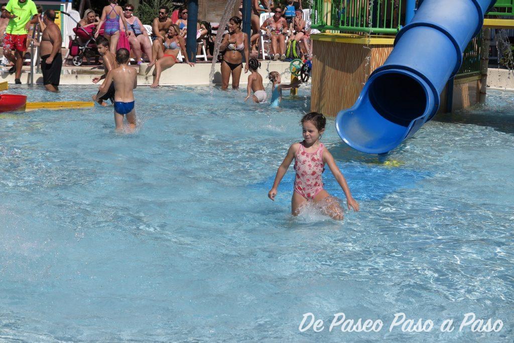 Niña en LA LAGUNA DE WOODY de CARIBE AQUATIC PARK