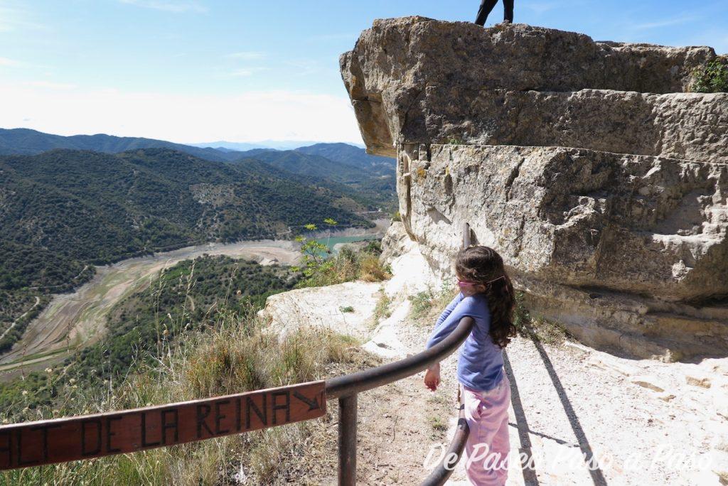 Niña en mirador del salto de la Reina Mora, en donde se tiene una panorámica del pantano Siurana