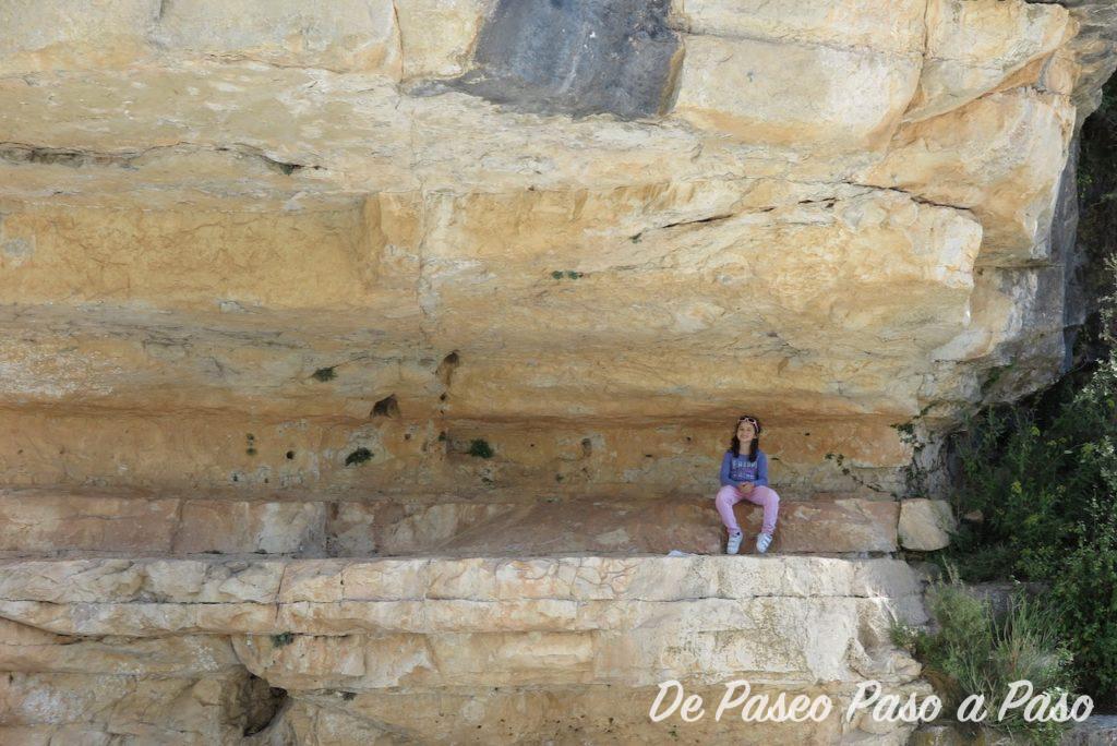 Niña escalando en rocas