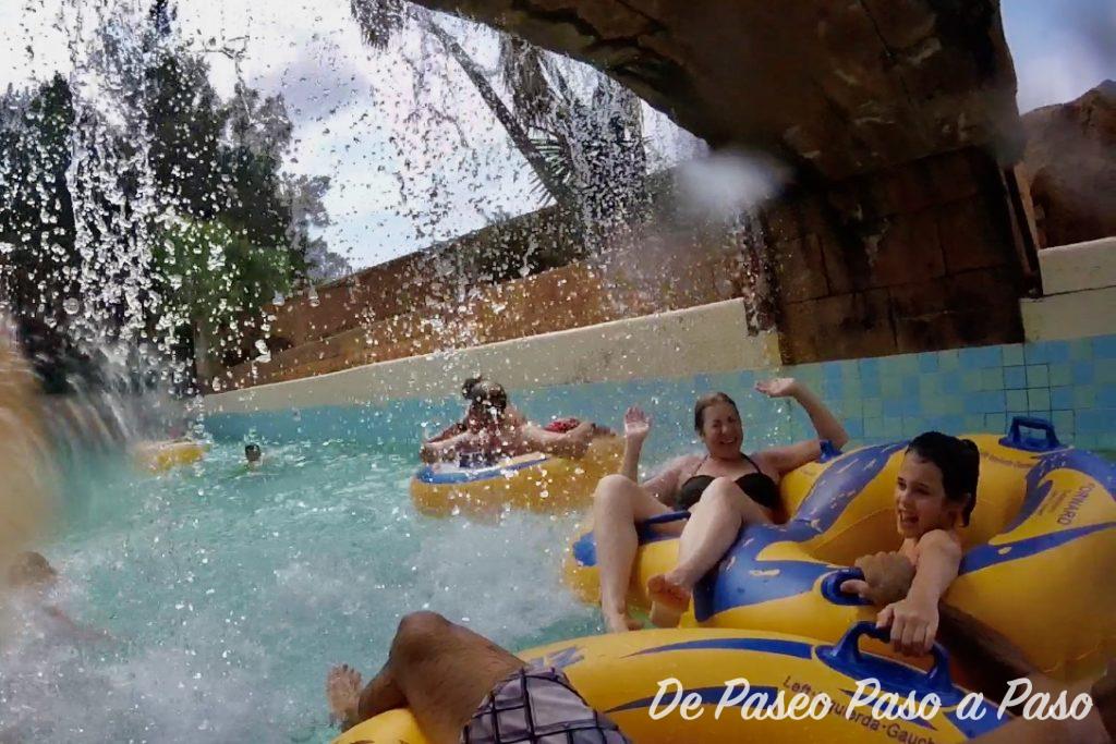 Niña montada en flotador de atracción Río Loco de CARIBE AQUATIC PARK