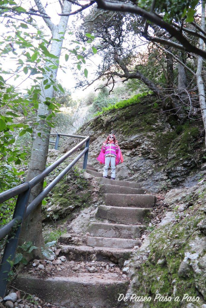 Niña en escaleras en comienzo de subida a Sant Jeroni