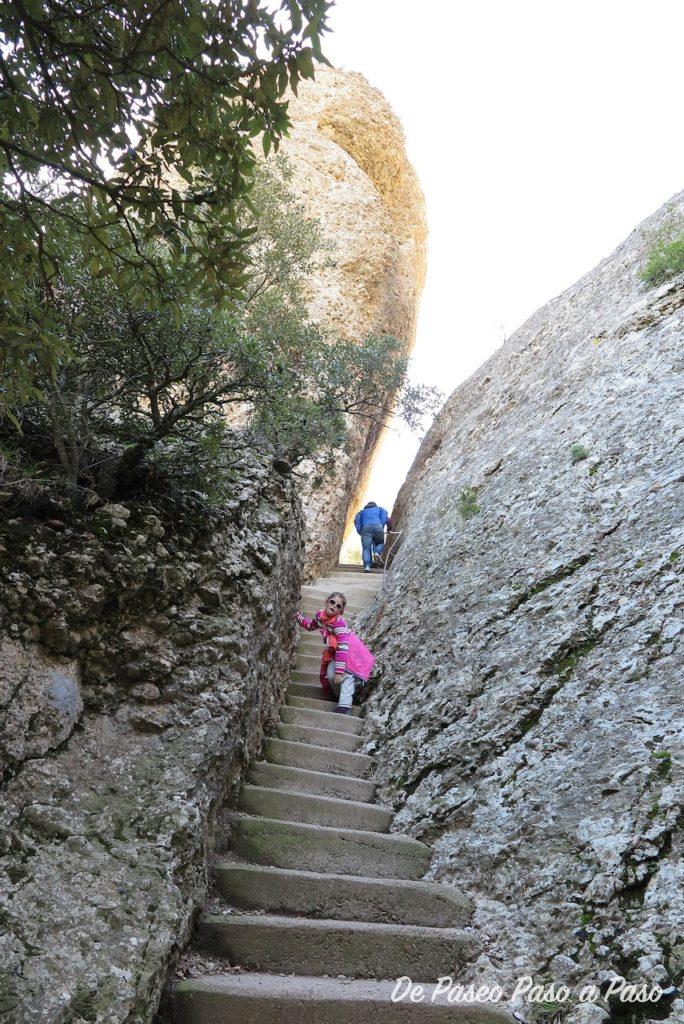 Niña cansada subiendo escaleras