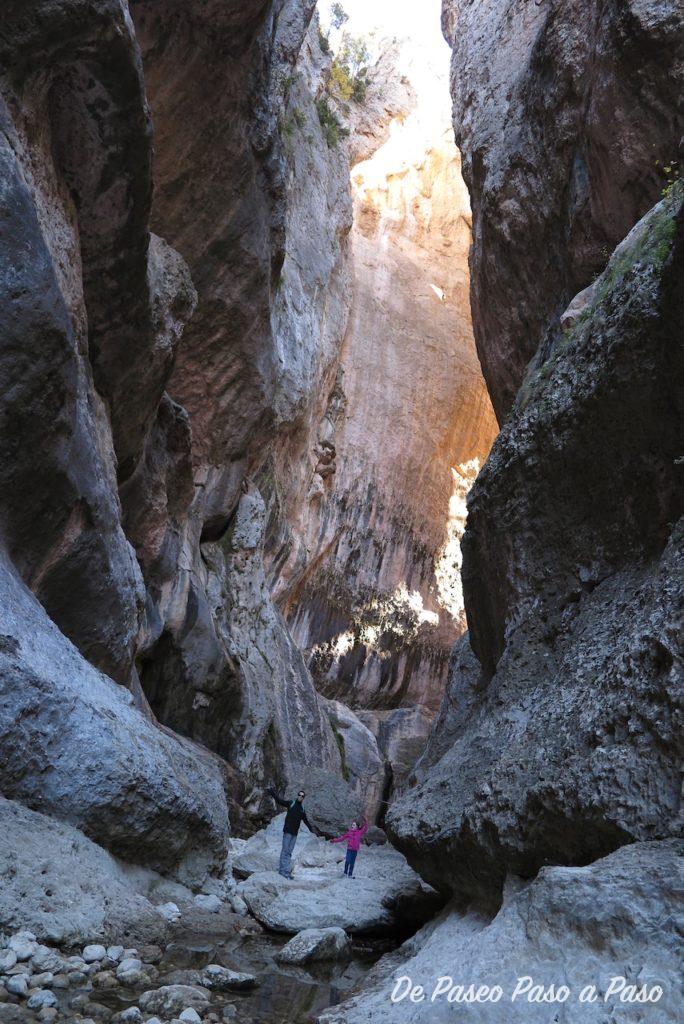 Padre e hija entre paredes del nacimiento rio Matarraña