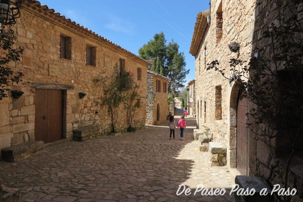 Niñas recorriendo el pueblo de Siurana
