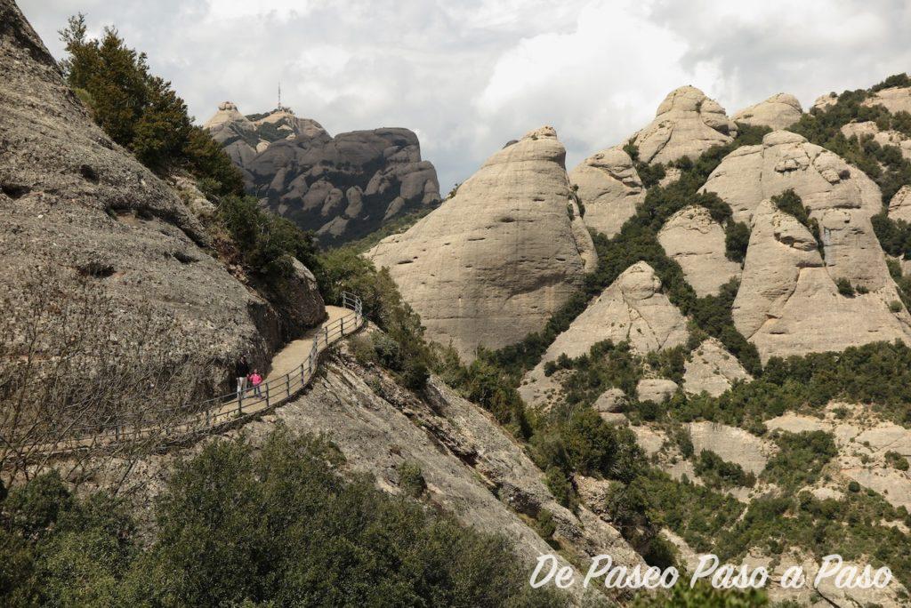 Vista desde el sendero que va a Sant Jeroni, donde se ven los picos de las montañas Montserrat