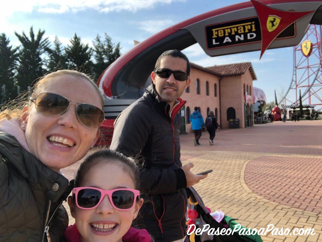 Familia en la entrada al parque Ferrari Land