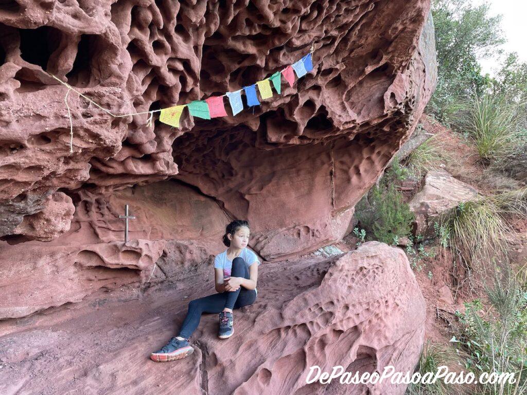 Cueva con erosiones de camino a Cova de Bruguers