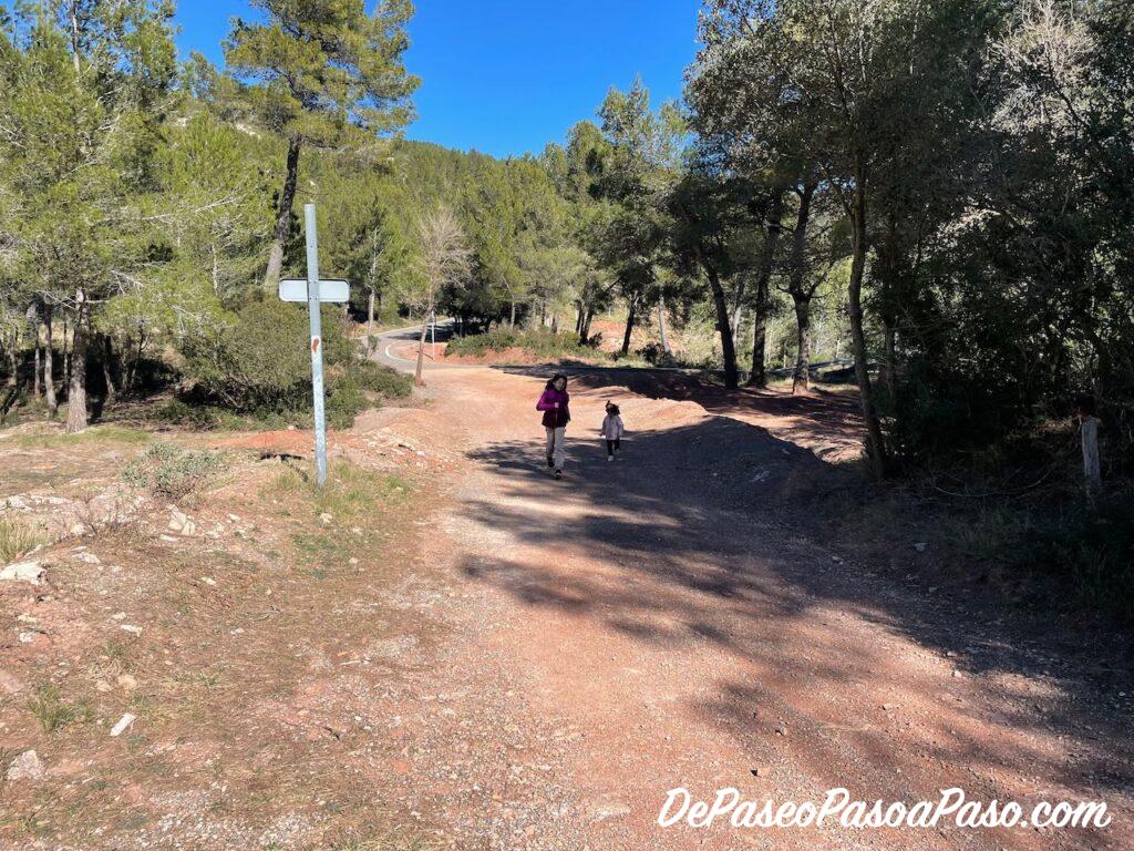 lugar para aparcar e inicio del recorrido a la COVA DE LA PORTADORA