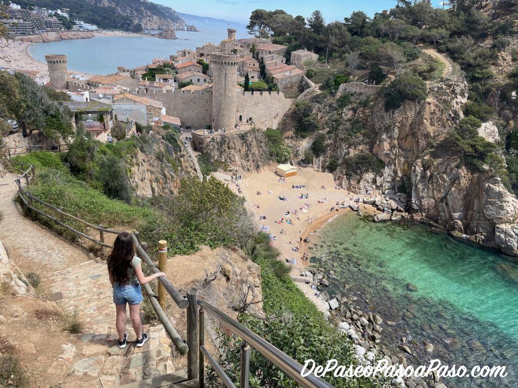 Panorámica de Cala Es Codolar desde camino de ronda, de fondo las murallas de Tossa de Mar