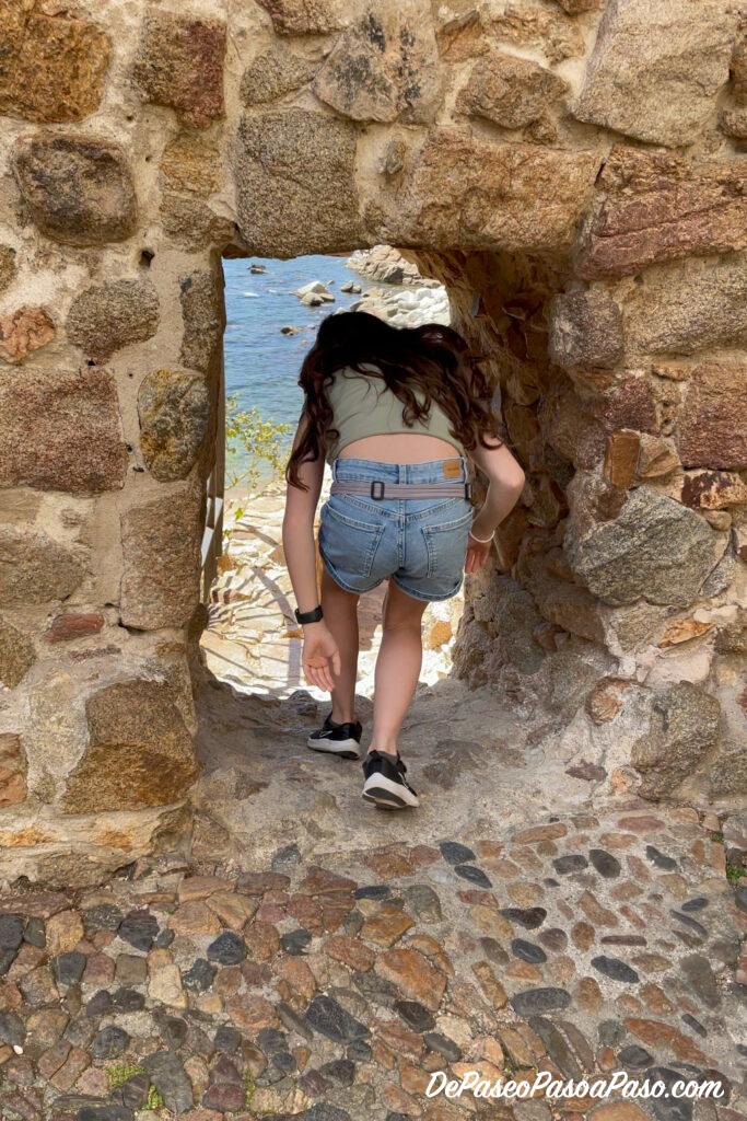 Ingreso por hueco en la muralla a Cala Es Codolar
