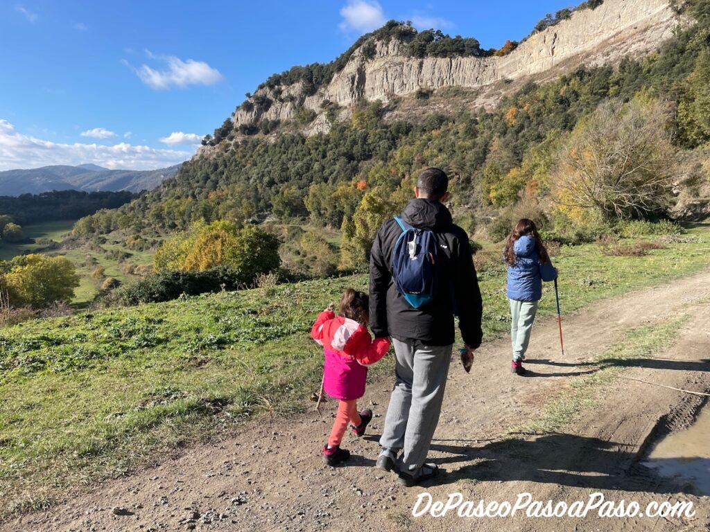 Camino con la sierra dels Bufadors detras