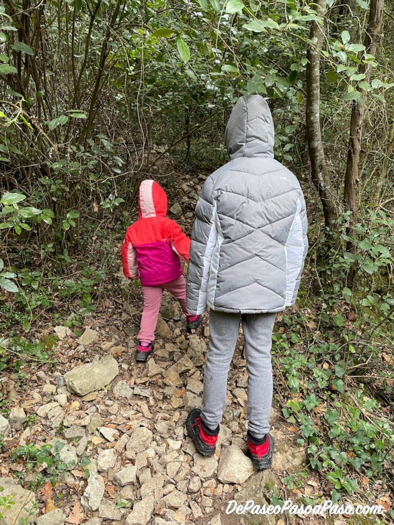 Niñas en el sendero hacia la cueva