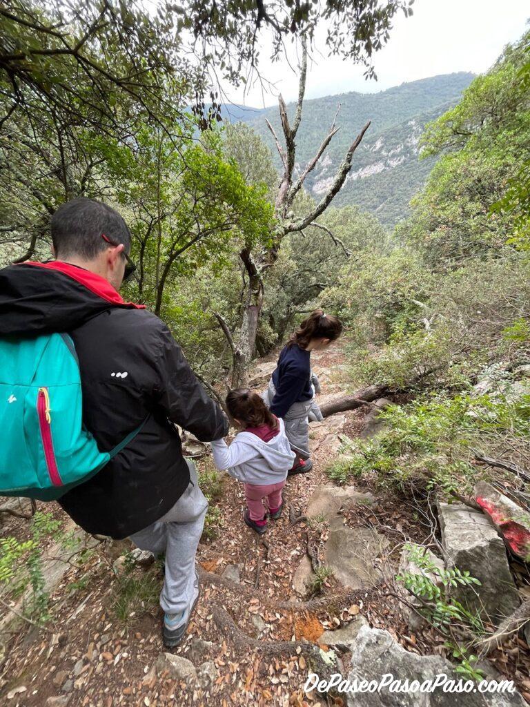 Bajada pronunciada en el sendero