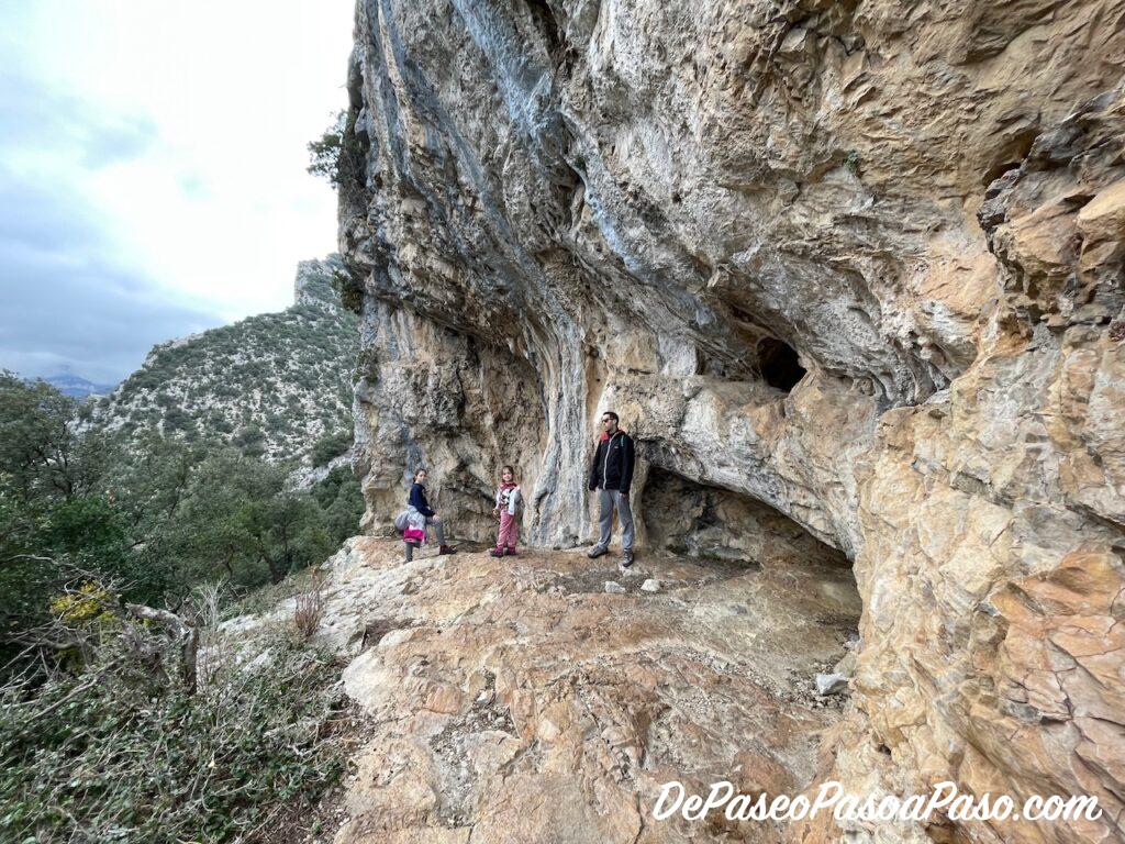 Pared de roca llegando a la cueva