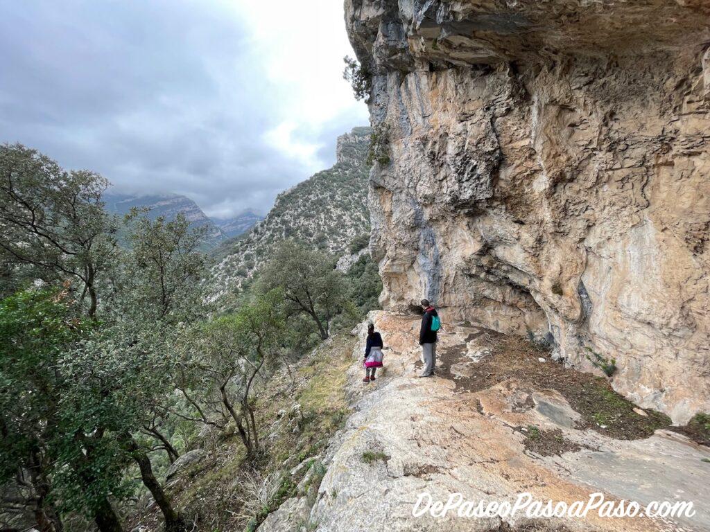 Pared de roca llegando a la cueva