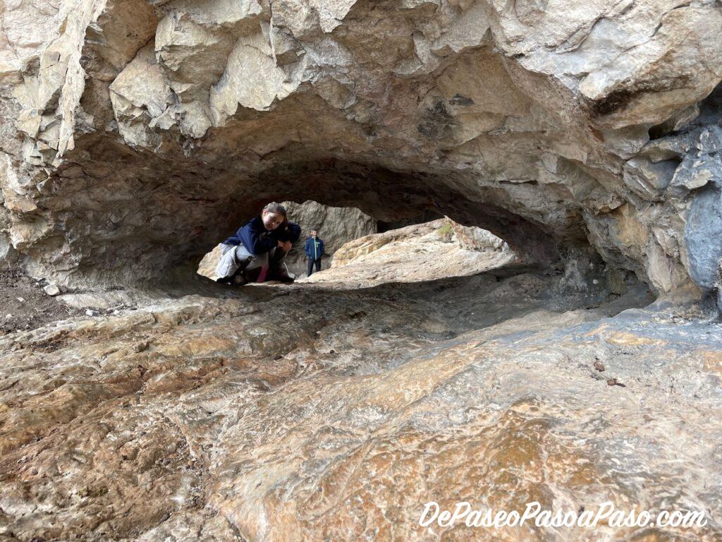 Pared de roca llegando a la cueva