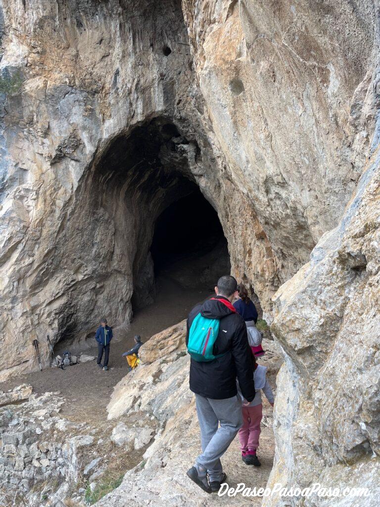 Entrada a la Cova del Bisbe