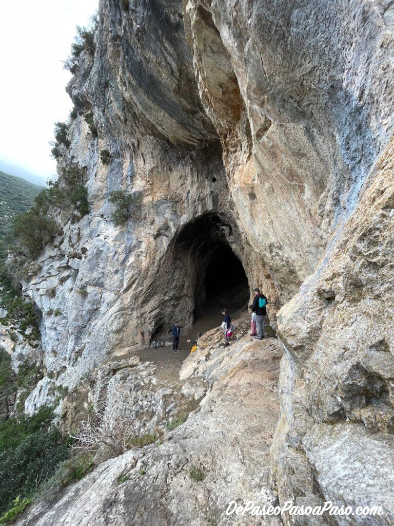 Entrada a la Cova del Bisbe