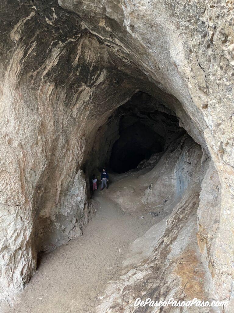 Entrada a la Cova del Bisbe