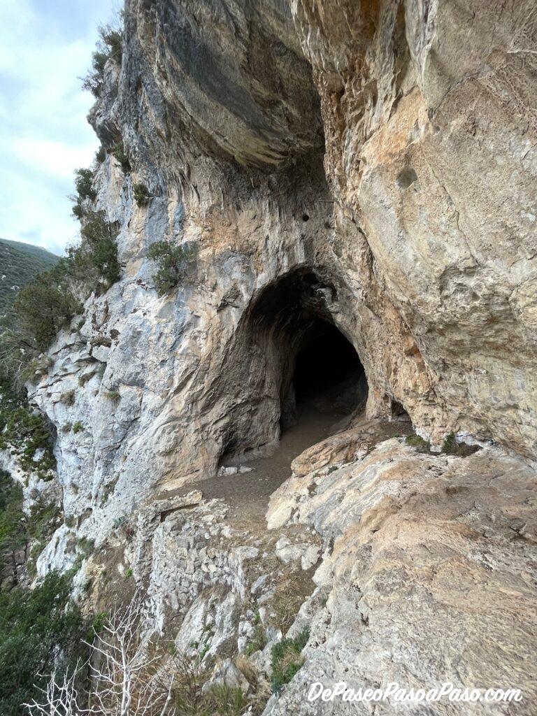 Entrada a la Cova del Bisbe