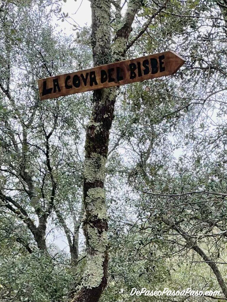 Cartel indicativo de bifurcación a Cova del Bisbe