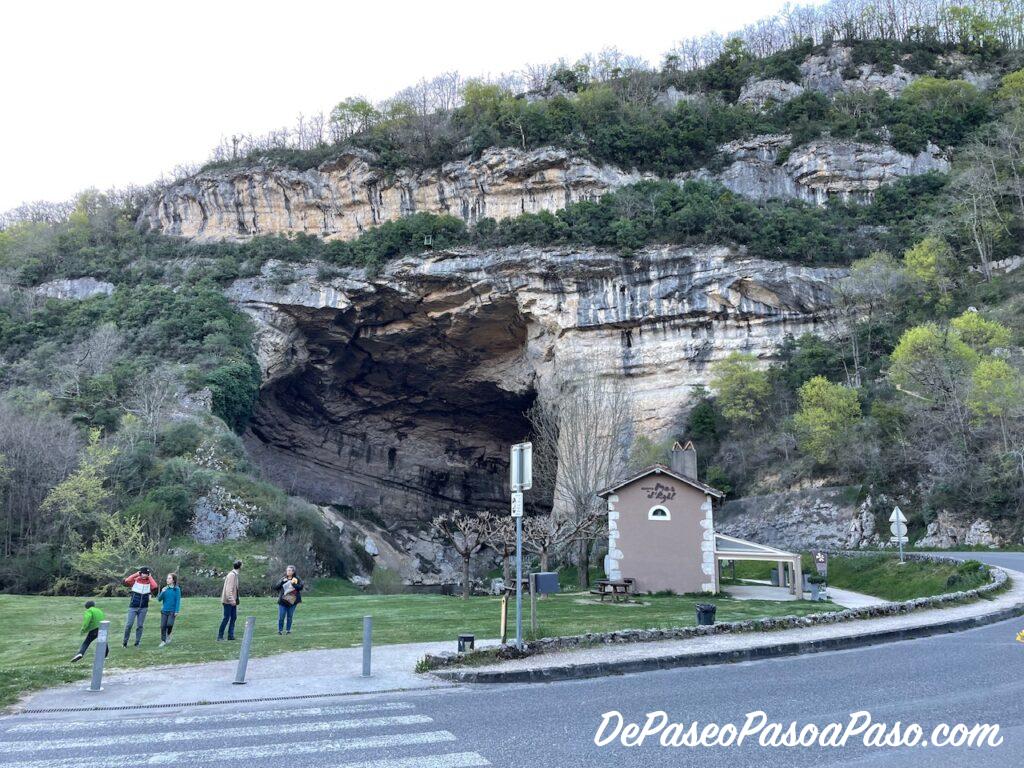 Parking muy cercano a la cueva