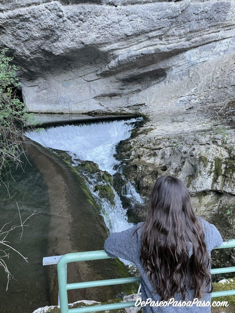 Presa en la entrada de la cueva