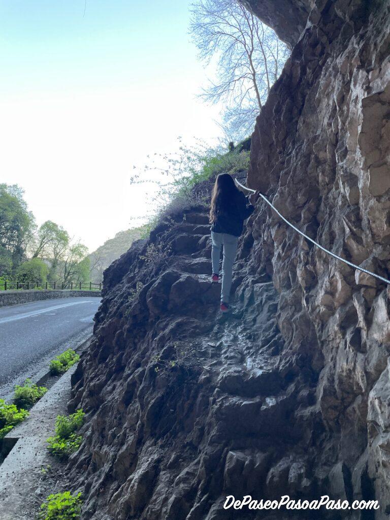 Recorriendo el lateral de la cueva