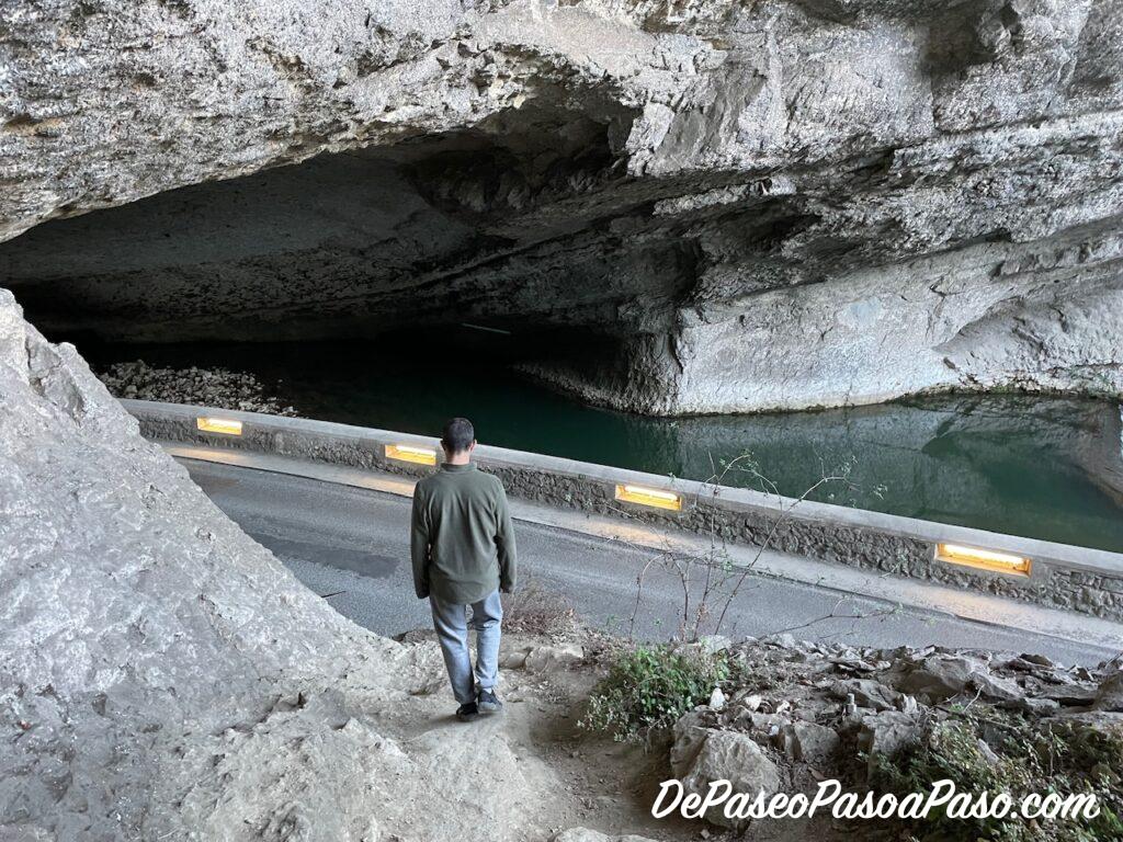 Recorriendo el lateral de la cueva