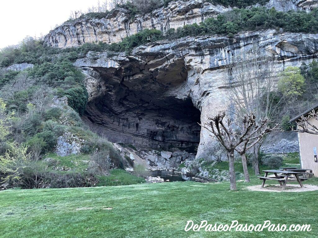 Zona de picnic En la entrada a la cueva